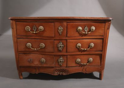 Commode galbée en bois naturel à quatre tiroirs...