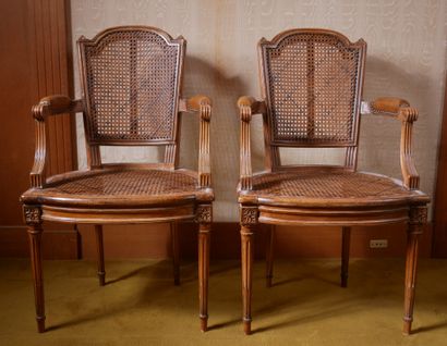 *Paire de fauteuils cabriolets cannés en...