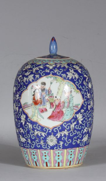 Potiche balustre couverte en porcelaine polychrome...