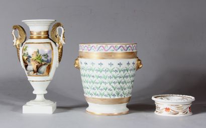 Lot en porcelaine : cache-pot à deux anses,...