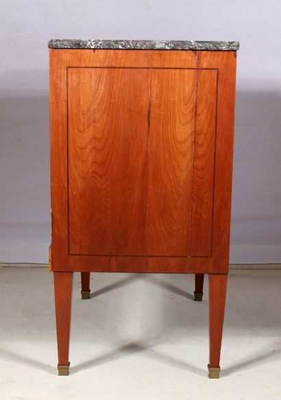 Commode en bois de placage à trois tiroirs,...