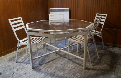 Table de jardin et quatre chaises en métal...