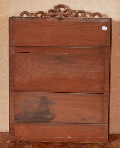 *Glace en bois sculpté doré surmontée d'un...