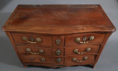 Commode galbée en bois naturel à quatre tiroirs...