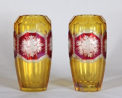 Paire de vases à pans coupés en verre teinté...