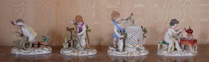 *MEISSEN
Quatre statuettes en porcelaine...