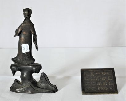 Lot :

- Sculpture en bronze patiné représentant...