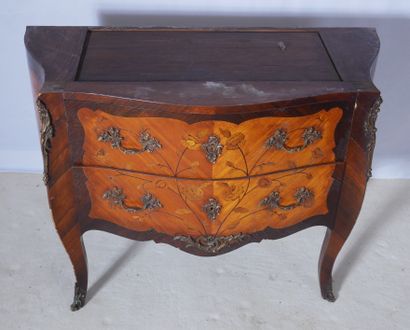 Commode galbée en bois de placage à deux...