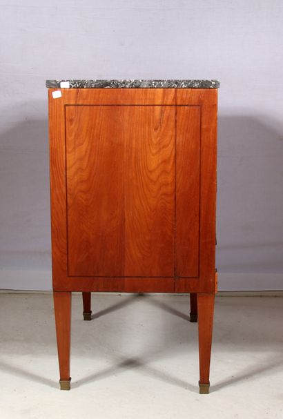 Commode en bois de placage à trois tiroirs,...