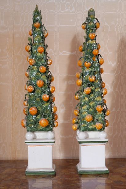 *Paire de statuettes en forme d'arbres en...