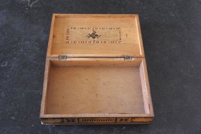 Boite rectangulaire en bois de placage, nacre,...