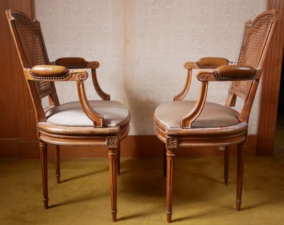 *Paire de fauteuils cabriolets cannés en...
