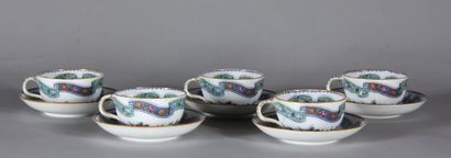 Cinq tasses et sous tasses en porcelaine...