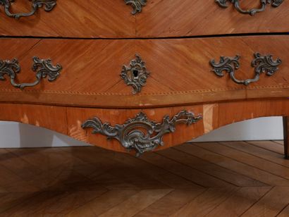 Commode en bois de placage à trois tiroirs...