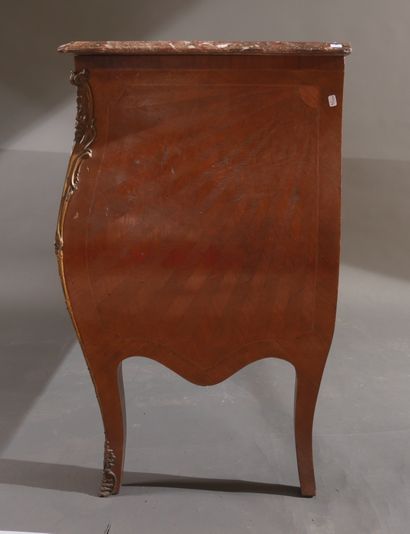 Commode galbée à deux tiroirs sans traverse...