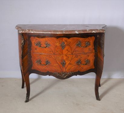 Commode galbée en bois de placage à deux...