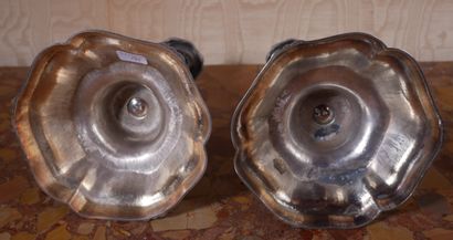 *Paire de bougeoirs en bronze argenté, style...