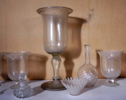 *Lot de photophores en verre et divers
H...