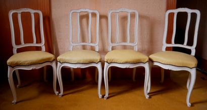 *Quatre chaises en bois laqué blanc à dossier...
