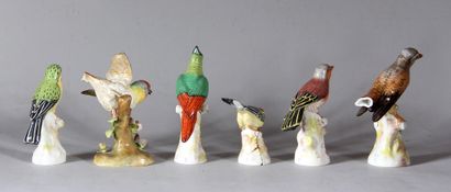 Six sculptures en porcelaine polychrome en...