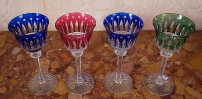 *Lot :
- SAINT LOUIS
Quatre verres sur pied...