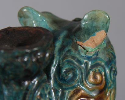 Deux bougeoirs en céramique polychrome en...