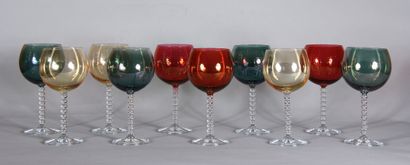 Dix verres à vin sur pied torsadé en verre...