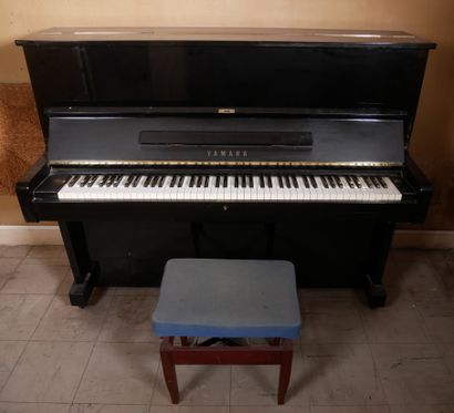 *YAMAHA
Piano droit laqué noir sur roulettes,...