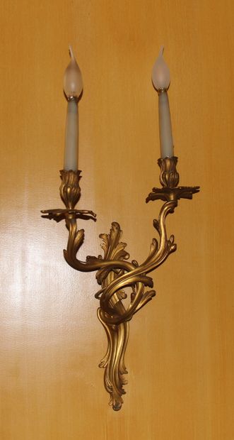 Paire d'appliques en bronze à deux lumières,...