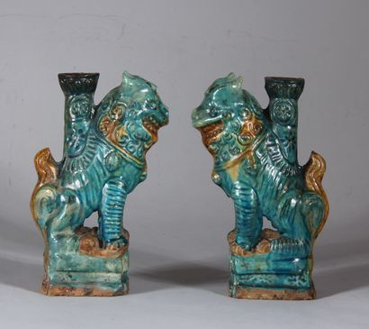 Deux bougeoirs en céramique polychrome en...