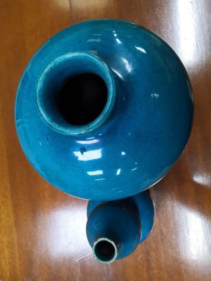 Deux vases en céramique à engobe turquoise,...