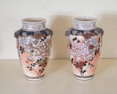 Paire de vases à deux anses en faïence à...
