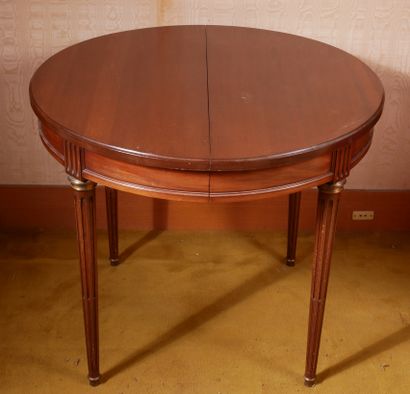 *Table de salle à manger en bois teinté à...