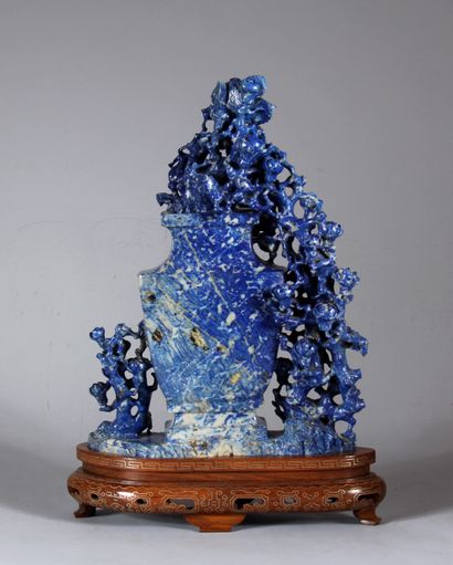Vase couvert en sodalite, sur un socle en...