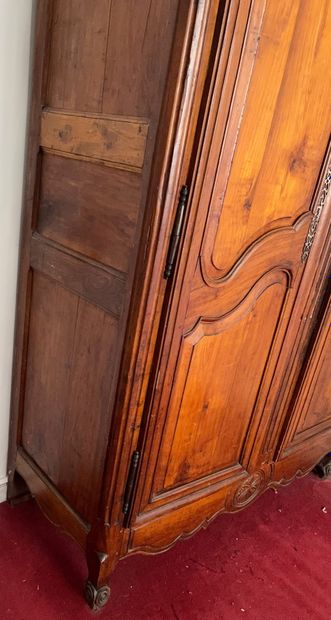 Importante armoire en bois naturel à deux...