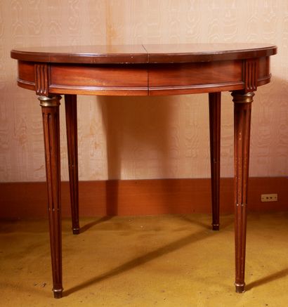 *Table de salle à manger en bois teinté à...