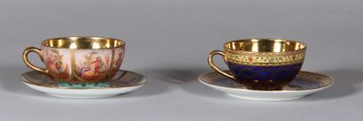 Deux tasses et sous-tasses en porcelaine...