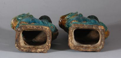Deux bougeoirs en céramique polychrome en...