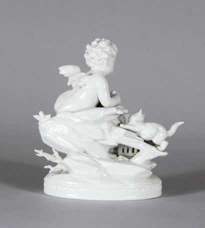 Groupe en porcelaine blanche représentant...