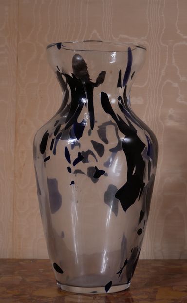 *Vase balustre en verre tacheté noir, marqué...