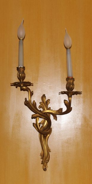 Paire d'appliques en bronze à deux lumières,...