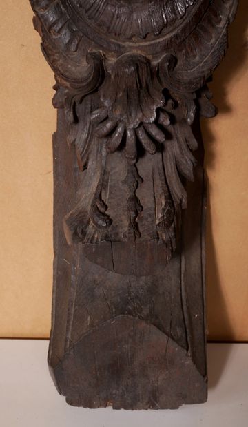 *Elément en bois sculpté à décor d'un médaillon...