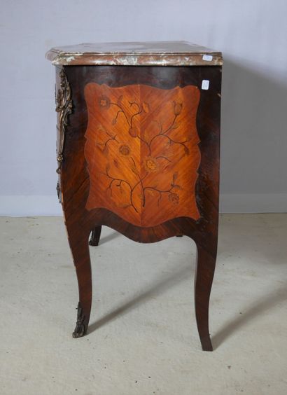 Commode galbée en bois de placage à deux...