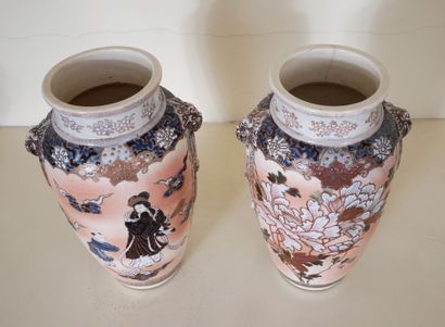 Paire de vases à deux anses en faïence à...