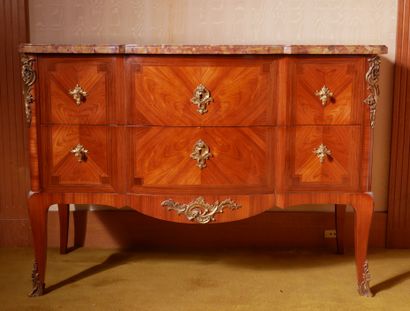 *Commode galbée en bois de placage à deux...
