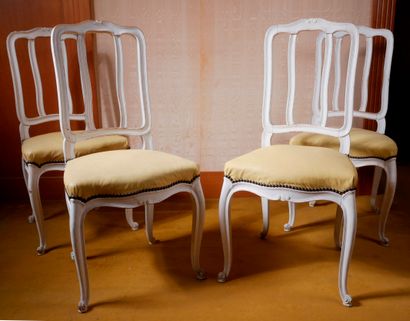 *Quatre chaises en bois laqué blanc à dossier...