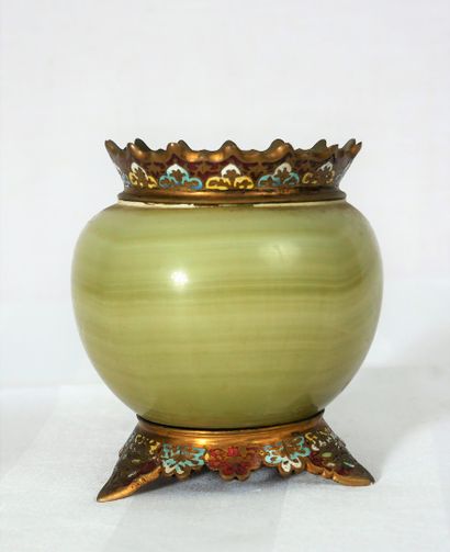 Vase en onyx à monture en bronze cloisonné...