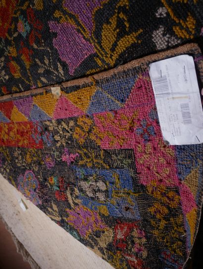*Kilim en laine à décor polychrome de fleurs...