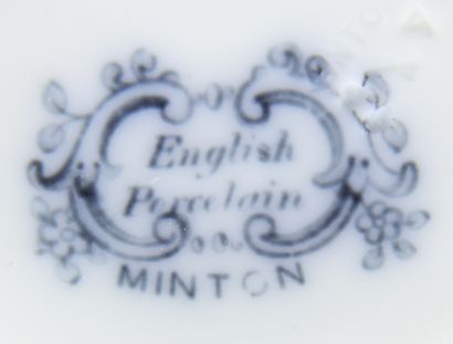 Cinq tasses et sous tasses en porcelaine...