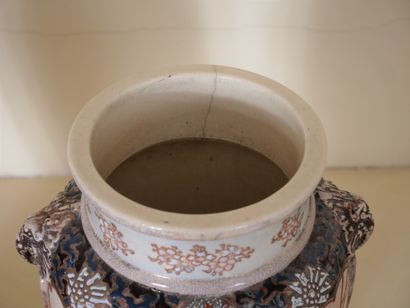 Paire de vases à deux anses en faïence à...